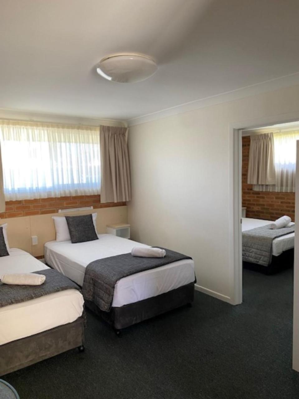 Buckaroo Motor Inn Уорик Экстерьер фото