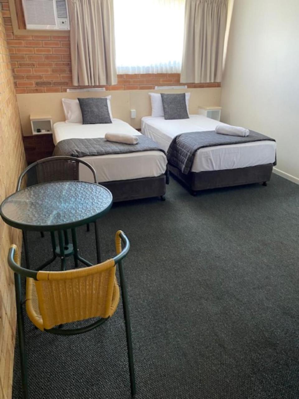 Buckaroo Motor Inn Уорик Экстерьер фото