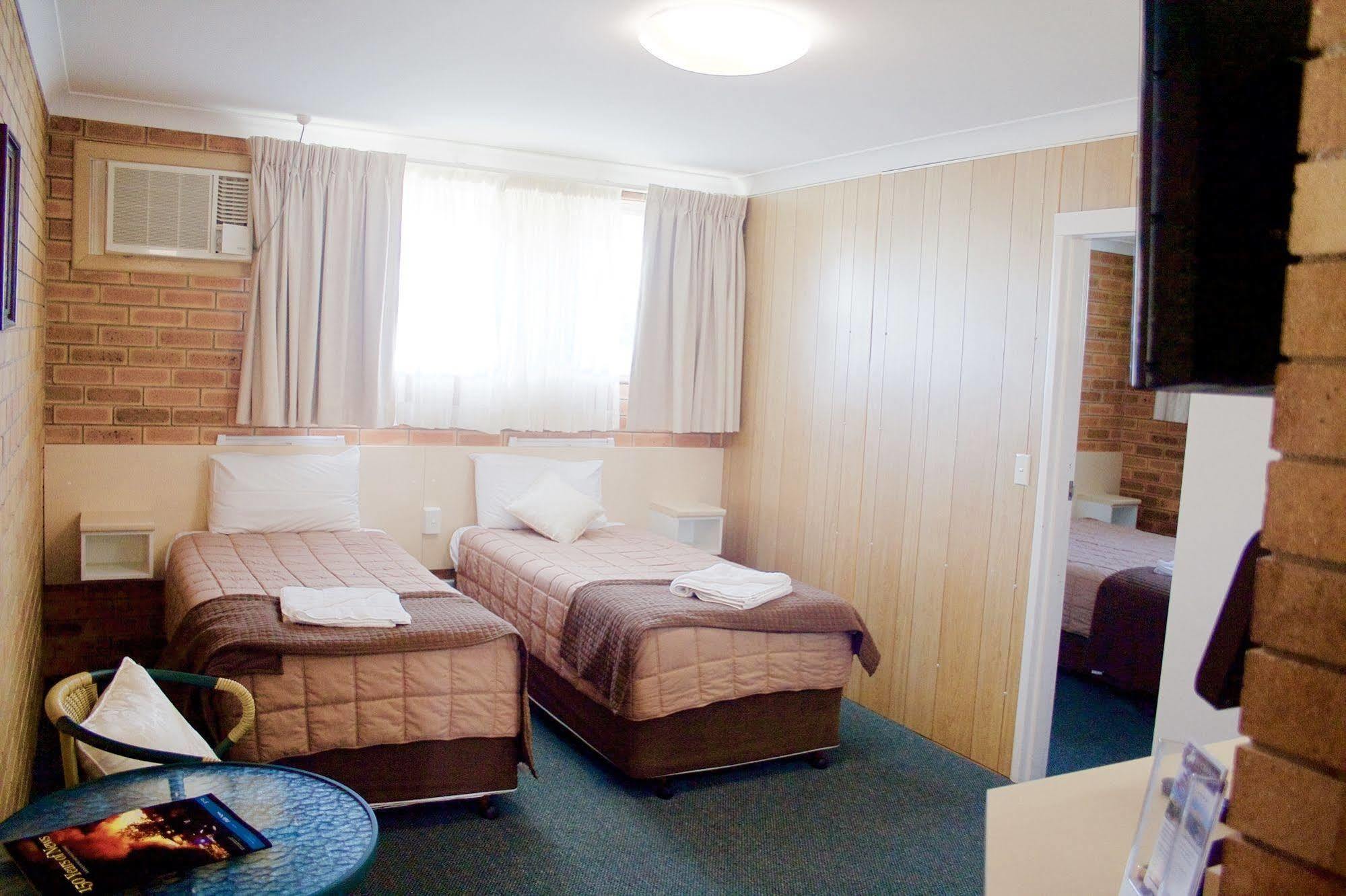 Buckaroo Motor Inn Уорик Экстерьер фото
