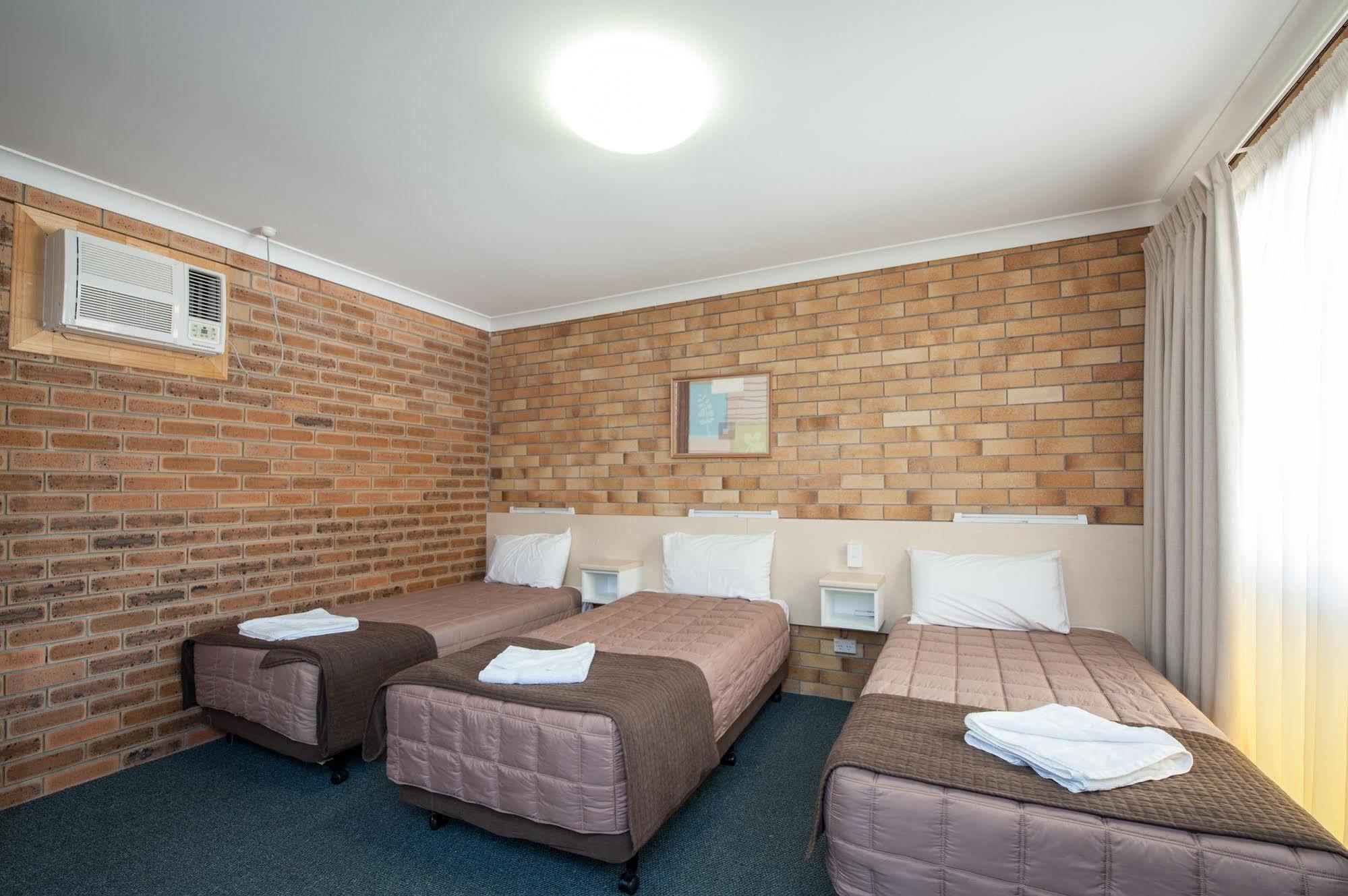Buckaroo Motor Inn Уорик Экстерьер фото